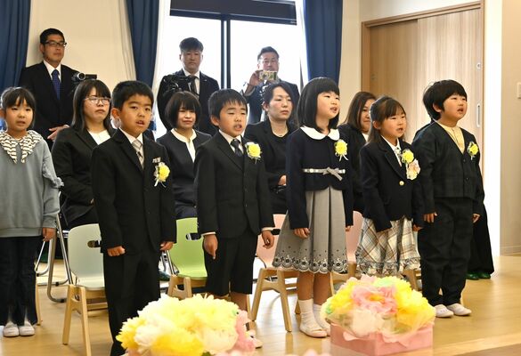 新園舎での卒園式に臨む子どもたち