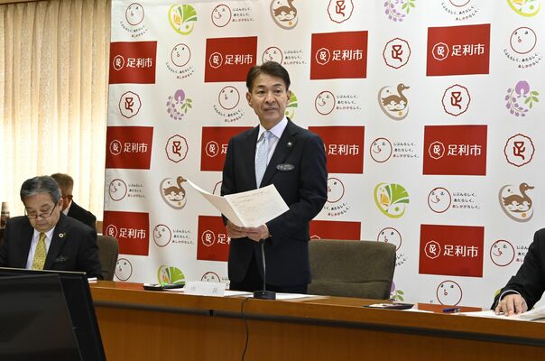 定例記者会見で基金設置を発表する早川市長