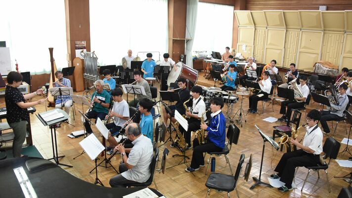 定期演奏会に向けて練習する真岡高吹奏楽部のＯＢと現役部員