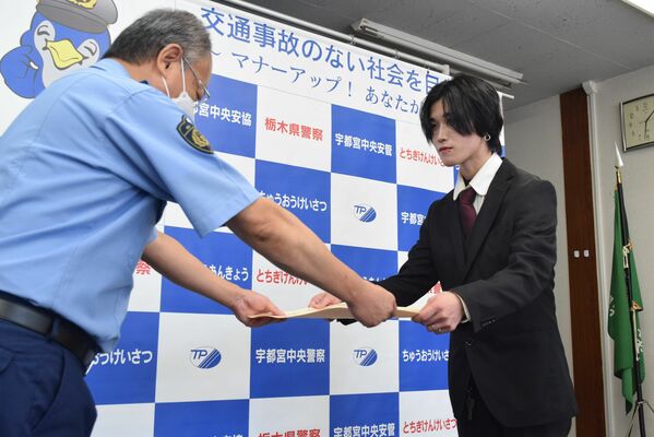 本澤署長（左）から感謝状を受け取る古谷さん