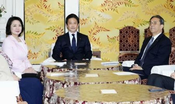 会談に臨む(左から)公明党の竹谷代表、中道改革連合の小川代表、立憲民主党の水岡代表=3月、国会