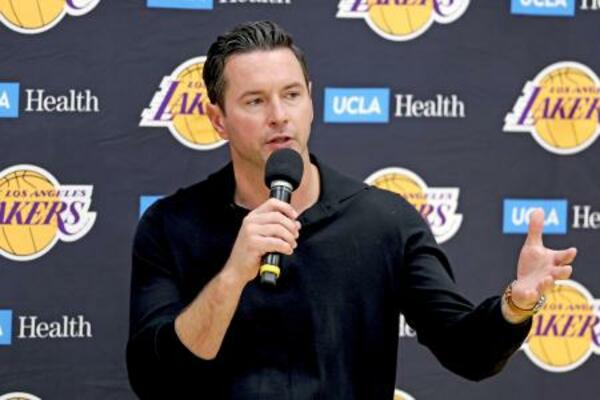 　記者会見するＮＢＡレーカーズのレディク監督＝２５日、エルセグンド（ゲッティ＝共同）