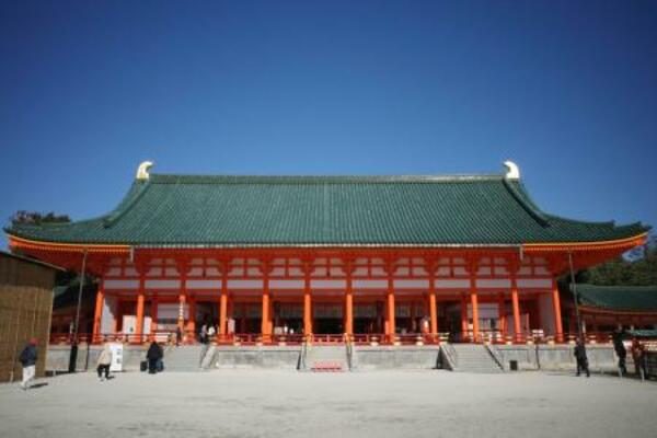 塗装修理と耐震補強工事が終わった平安神宮の「大極殿」=19日午前、京都市左京区