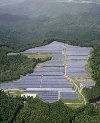 阿蘇山に近い、熊本県小国町に設置された大規模太陽光発電所=2023年5月
