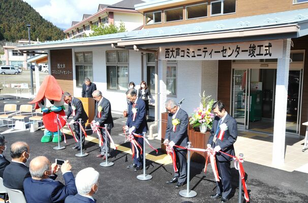 竣工式でテープカットする関係者ら