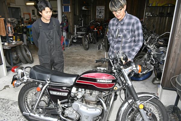 ３月末に納車予定のオートバイを巡る物語を語る澤村さん（右）