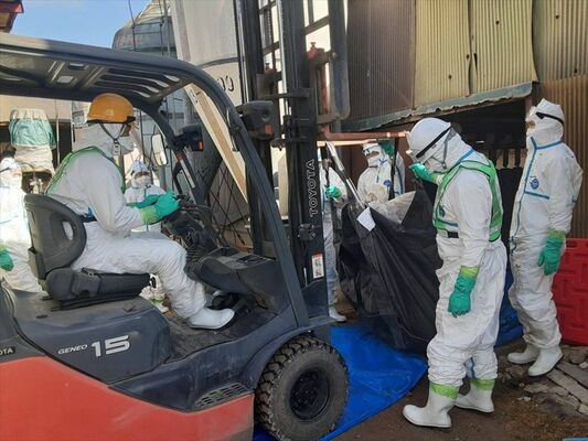 農場内で防疫作業に当たる県職員ら＝17日午前、栃木市内（県提供）
