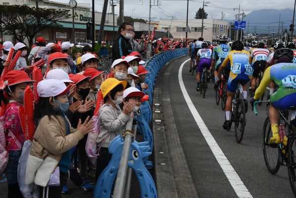 自転車ロードレースを応援する那須町の子どもたち。町を挙げて国体を迎えた＝10月９日午前、那須町寺子乙