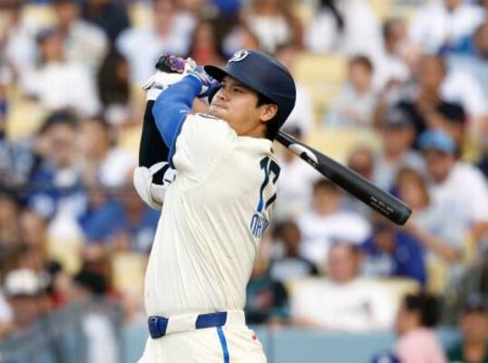 ダイヤモンドバックス戦の4回、中前打を放つドジャース・大谷=ロサンゼルス(共同)