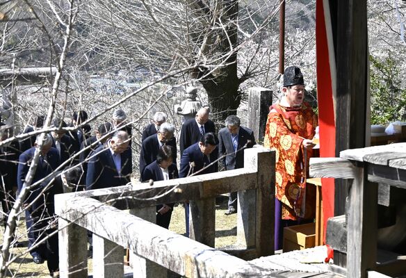 小堀宮司の祝詞に合わせ町内の産業振興を願う関係者たち