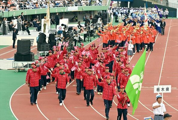総合開会式で堂々と入場行進する本県選手団＝７日午後３時30分、鹿児島市の白波スタジアム