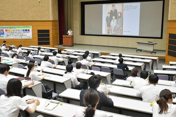 新規採用教員に講話する高瀬晶子さん＝10日午前、県総合教育センター