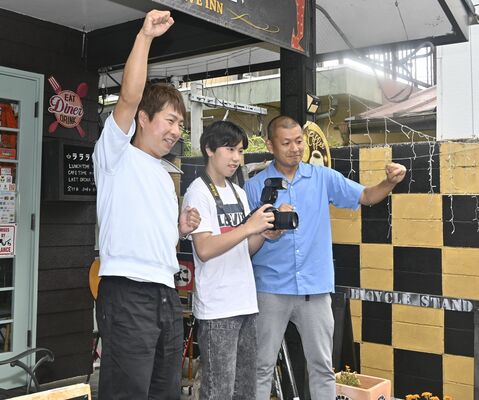取材を行った岩淵さん（中央）とＵ字工事の２人