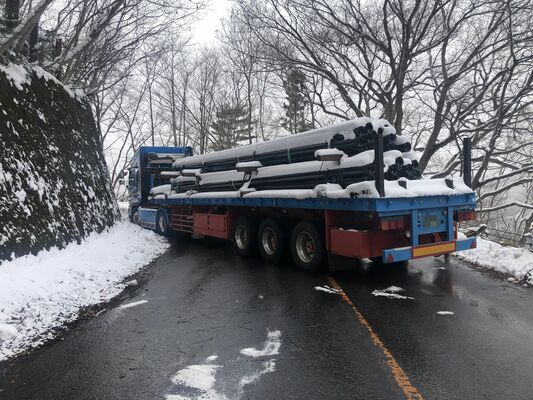 立ち往生したトレーラー＝５日午前、那須塩原市（画像は一部加工しています）