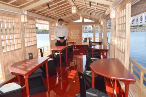 水戸岡鋭治さんがデザインした長良川鵜飼の高級観覧船「鵜一」の船内=10日、岐阜市