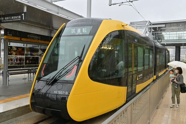 会見の会場近くの宇都宮駅東口停留場に展示されたＬＲＴ車両＝２日午後１時55分、宇都宮市宮みらい