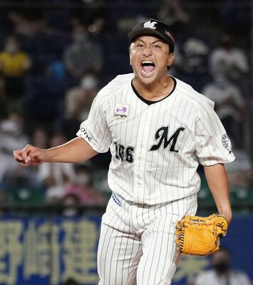 マウンド上で雄叫びを上げるロッテの沢村拓一＝2020年（共同）