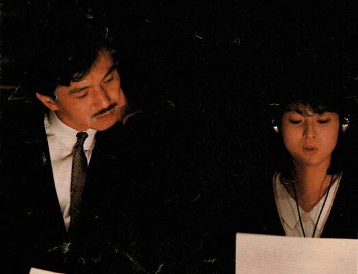 河合奈保子さん（右）のレコーディングに立ち会う売野さん