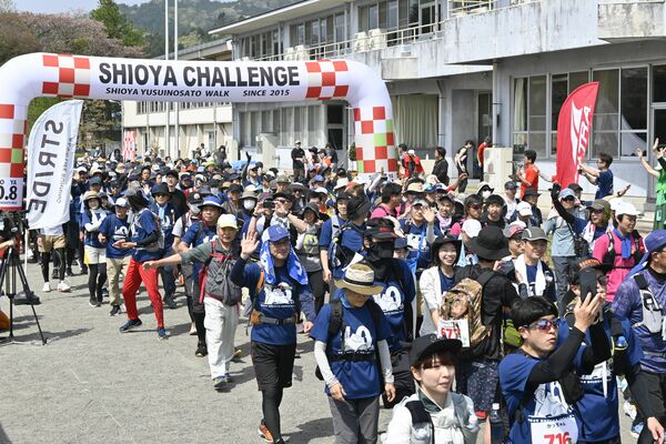 一斉にスタートする参加者ら