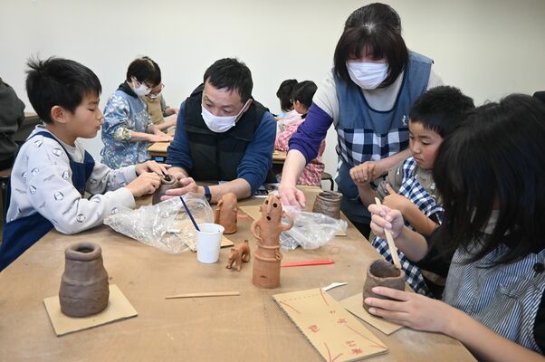 真剣に埴輪作りをする子どもたち
