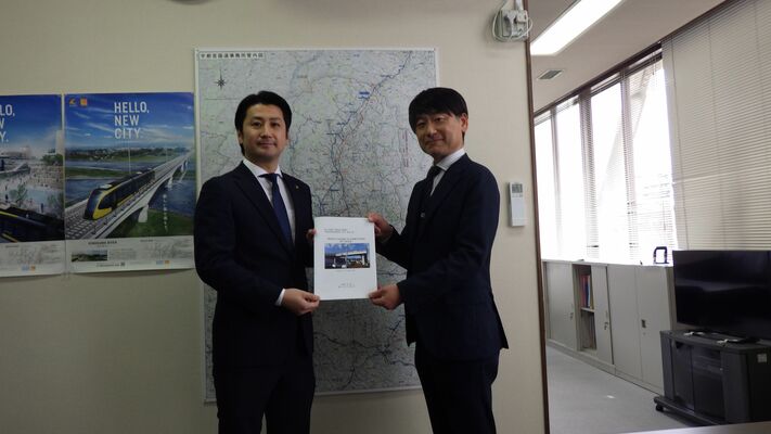 森島市長（左）から要望書を受け取った笹木所長