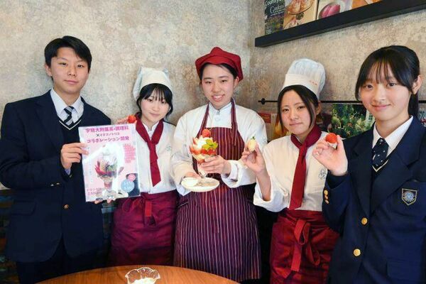 パフェを共同開発した生徒たち＝１７日午後、鹿沼市
