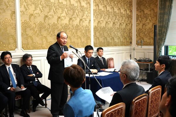 党代議士会で党の経済政策に苦言を呈する福田氏（同３人目）＝20日午後、国会