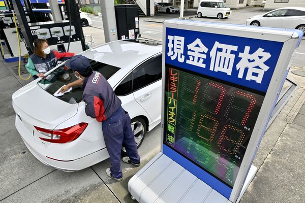 ガソリンスタンドの店頭に表示された値下げ後の価格＝22日午後０時、宇都宮市幸町、磯真奈美撮影（画像は一部加工しています）