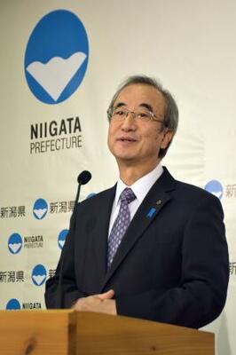 　定例記者会見する新潟県の花角英世知事＝１２日午前、県庁