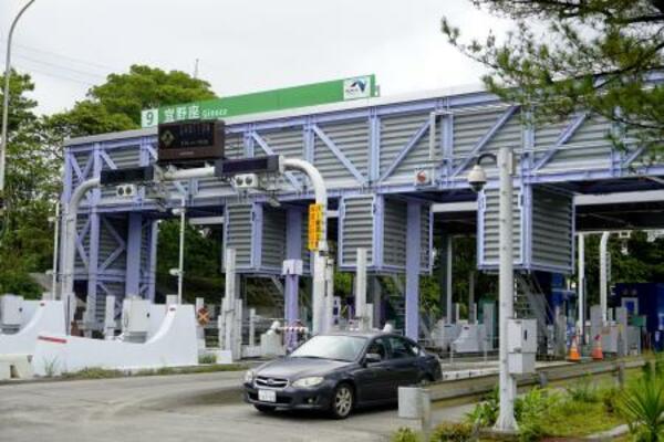 沖縄自動車道の宜野座インターチェンジ=4月、沖縄県宜野座村