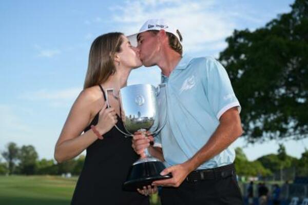 　欧州ツアーのオーストラリアＰＧＡ選手権を制し、婚約者とキスを交わすダビド・プイグ＝３０日、ブリスベン（ゲッティ＝共同）