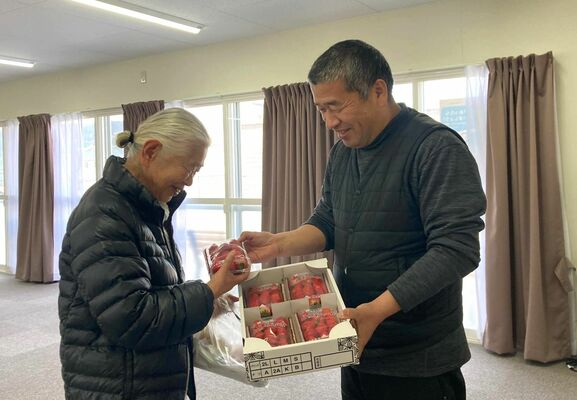 被災者に県産イチゴ「とちあいか」を届けた仲川社長（右）＝２月15日午後、石川県輪島市町野町（小林直樹さん提供）