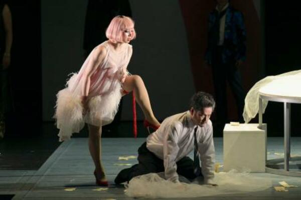 　「ルル」の一場面（公益財団法人東京二期会提供、寺司正彦撮影）