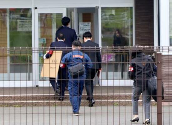 家宅捜索のため、障害者支援施設「鶴が丘学園」に入る捜査員=28日午後1時35分ごろ、北海道釧路市