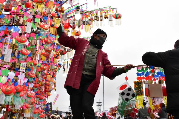 縁起物をなどを買い求める人でにぎわった大田原花市