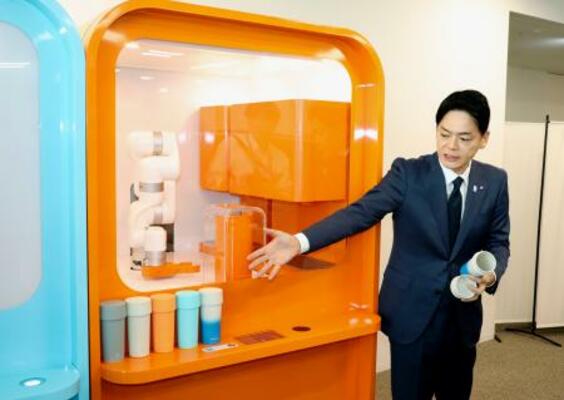 　飲料の購入方法を説明する横浜市の山中竹春市長＝２９日午前、市役所