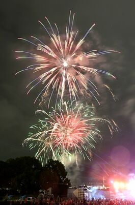 横浜の開港記念日を祝う「横浜開港祭」。フィナーレは花火で盛り上げた＝６月２日、臨港パーク