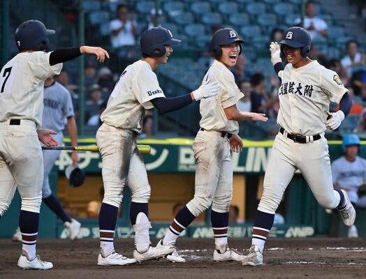 ８回、逆転に成功し、喜ぶ文星付の一走・篠崎（右から２人目）ら＝甲子園球場