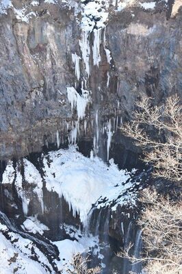 落水量を制限している華厳の滝