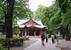 　木立の緑に朱色の本殿が映える世田谷八幡宮＝東京都世田谷区