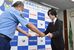 本澤署長（左）から感謝状を受け取る古谷さん