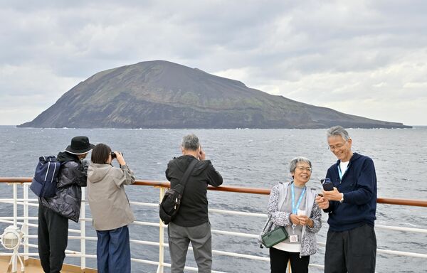 航海中、最初にブローのアナウンスがあったのは鳥島沖。甲板は双眼鏡やカメラを手にした乗客でにぎわった＝３月10日午後１時35分