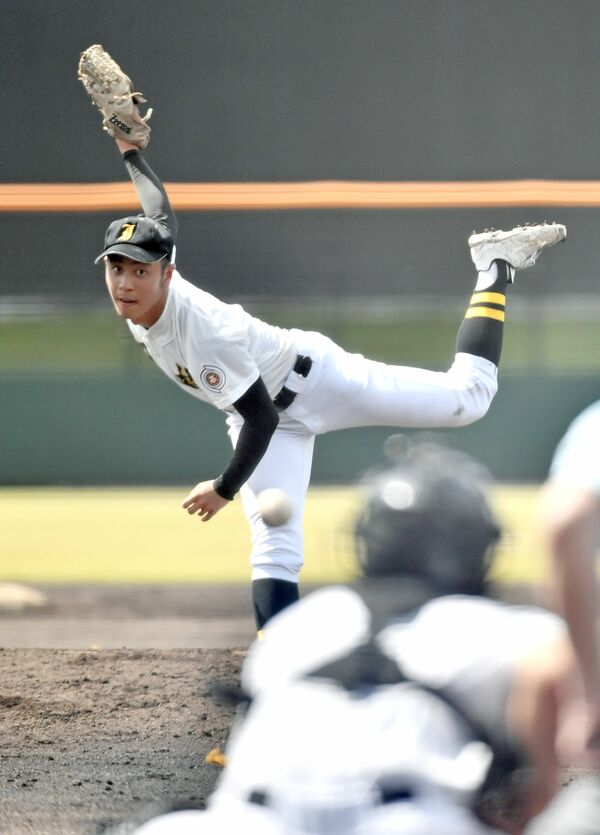 ６回１失点と好投した石橋の先発・高島＝真岡ハイトラ運動公園市民球場、柴田大輔撮影