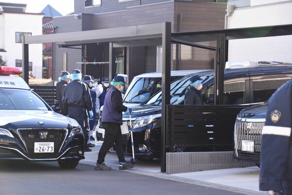 男児２人の遺体が見つかった住宅や車を調べる捜査員＝８日午後、宇都宮市上戸祭町