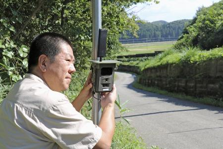 　人工知能（ＡＩ）でクマを監視するため、設置したカメラを調整する石川県小松市職員