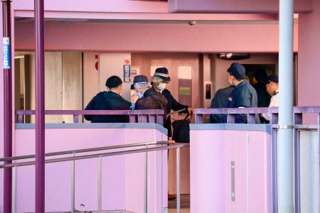 　遺体が見つかった集合住宅を調べる大阪府警の捜査員ら＝１９日午後３時１３分、大阪市浪速区