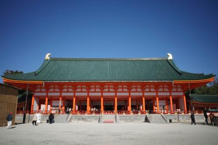 　塗装修理と耐震補強工事が終わった平安神宮の「大極殿」＝１９日午前、京都市左京区