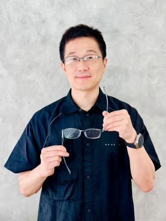 　「ＪＩＮＳ　３６０°」を手に「苦労したけど、楽しい仕事でした」と話すジンズの江藤健さん