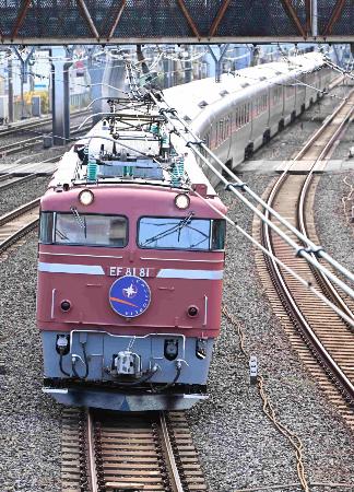 団体列車「カシオペア紀行」の先頭を走るEF81