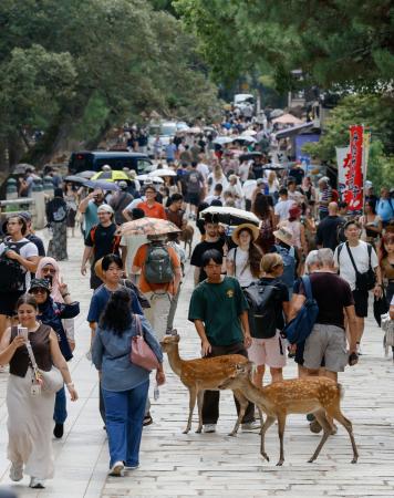 　観光客などでにぎわう奈良・東大寺の参道＝１０日